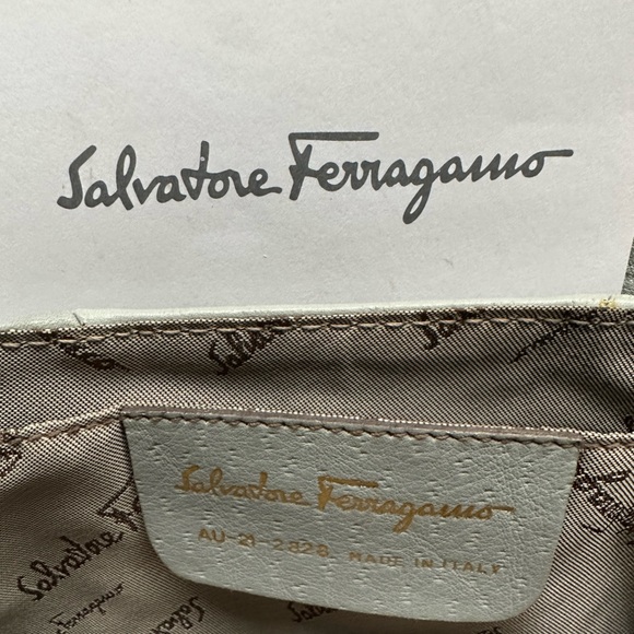 Beautiful authentic Salvatore Ferragamo grey shoulder bag - Picture 9 of 11
